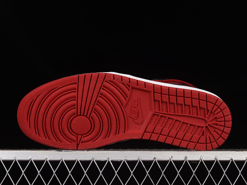 Air Jordan 1 High Patent Bred