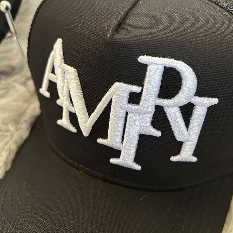 Boné Amiri Trucker Staggered Logo Preto